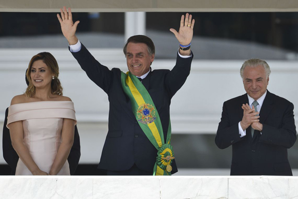 Jair Bolsonaro, acompanhado pela primeira-dama Michelle, recebeu faixa presidencial de Michel Temer