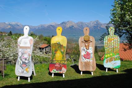 Tábuas (tajer) pintadas por artistas e colocadas para leilão