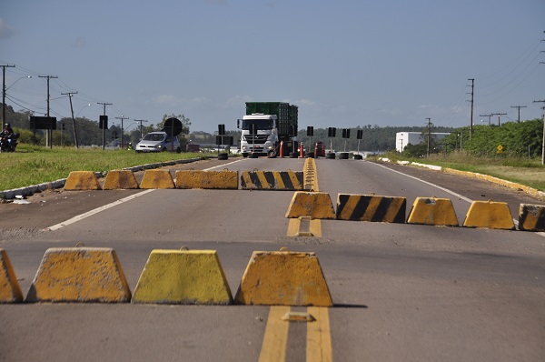 Maletas de concreto bloqueiam as vias que não podem mais ser trafegadas
