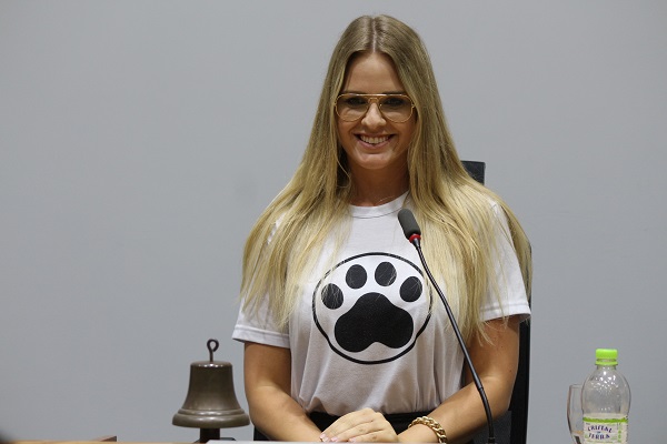 Bruna Molz encabeou chapa de oposi‹o ao acordo pela mesa e  venceu por 13 votos a 3