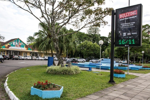 Painéis eletrônicos estão espalhados em diversos pontos da cidade