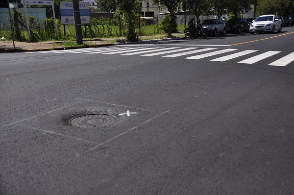 Buracos tem aproximadamente 15 cm de profundidade