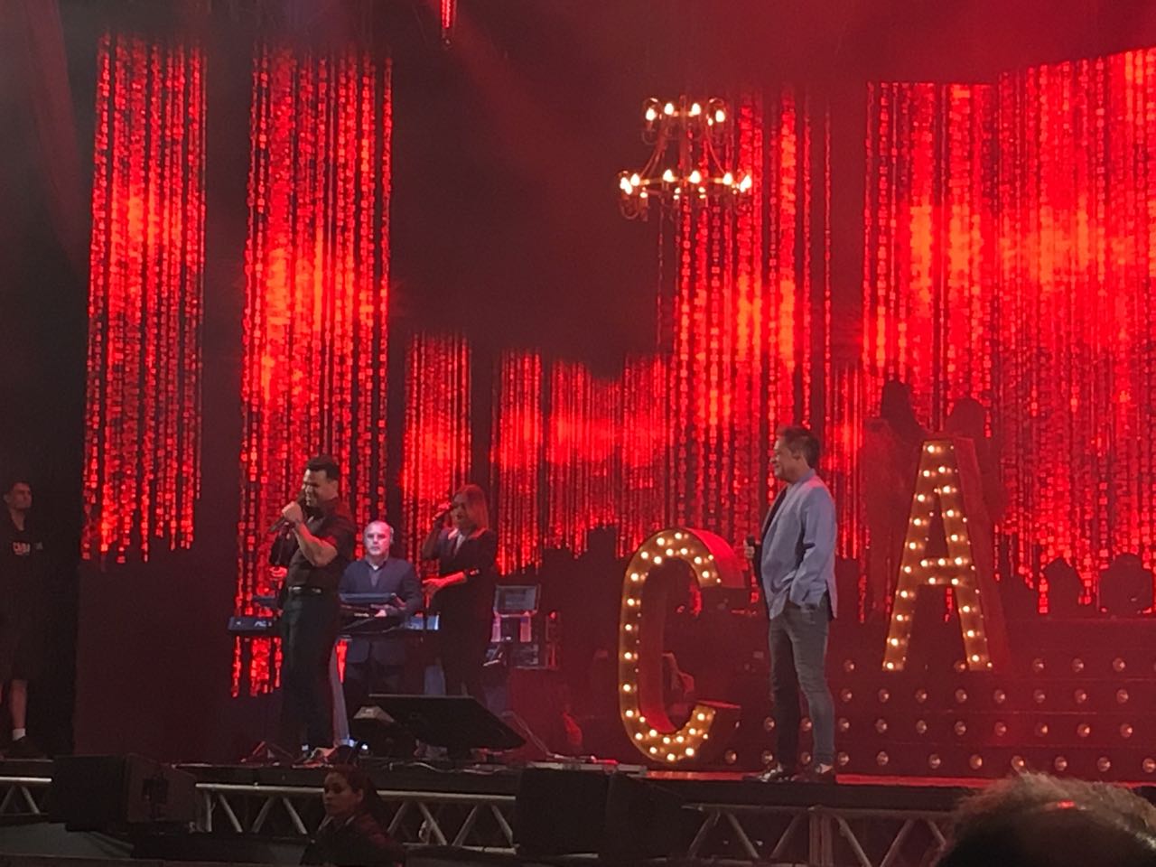 O clima do show é o mesmo dos mais famosos cabarés do mundo