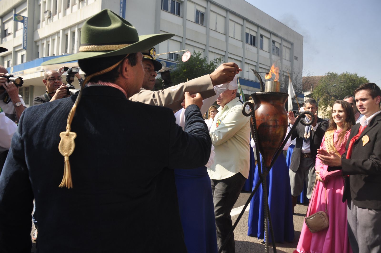 Na abertura do desfile o Candeeiro foi acesso por autoridades com a Chama Crioula 