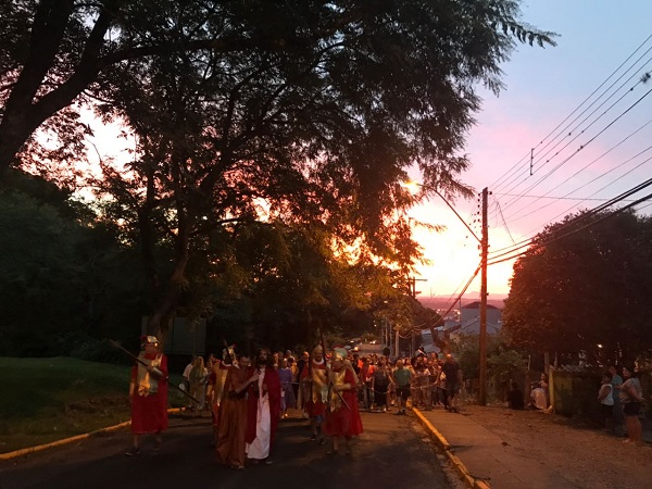 Aproximadamente 100 fieis participaram da 11ª edição da Caminhada da Santa Cruz