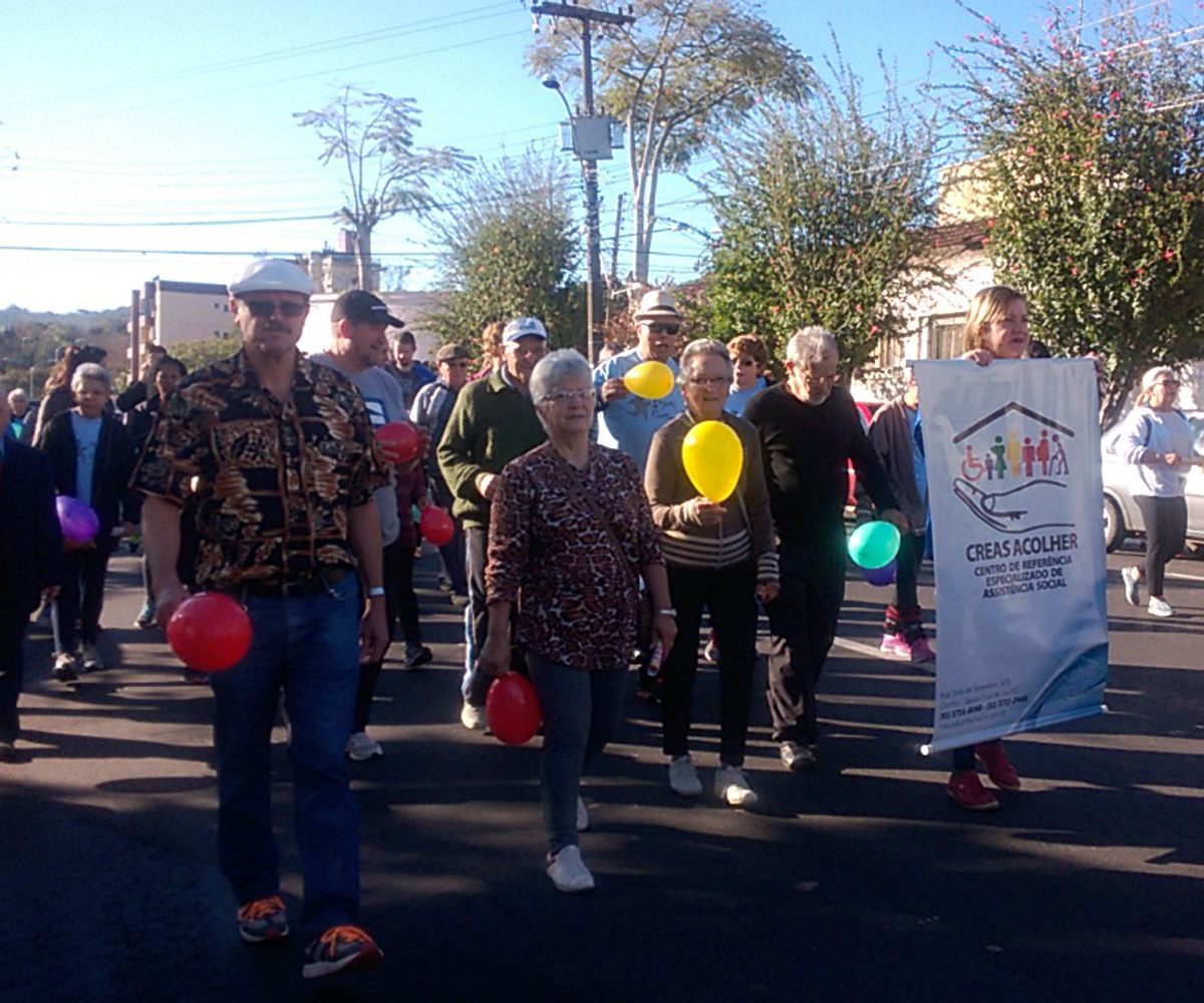 Grupo percorreu as ruas centrais da cidade