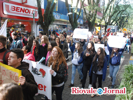 Em seguida, grupo caminhou pelas ruas centrais até a 6ª CRE