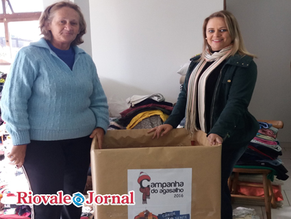 A coordenadora do CRAS, Carina Bublitz com a voluntária na separação das roupas Mariana Neitzke Lermen