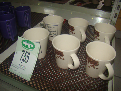 Na linha de bazar h‡ diversas canecas (foto) e cumbucas que podem deixar a cozinha de sua casa ainda mais charmosa