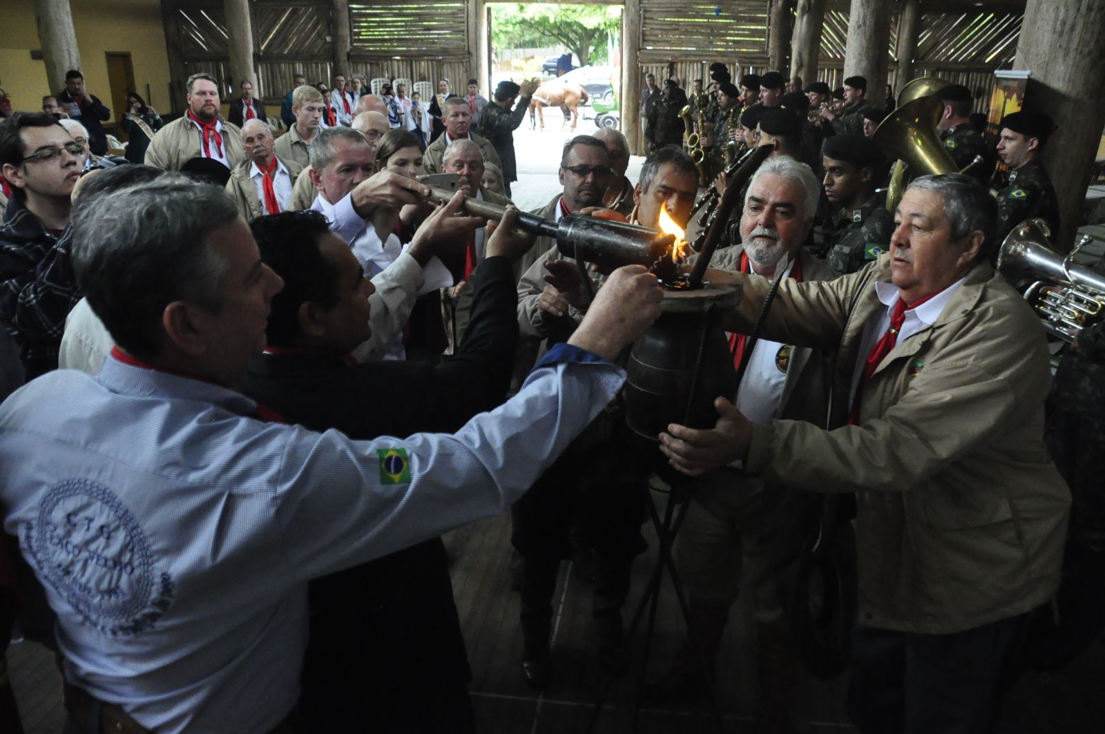 Tradicionalistas se revezam para cuidar da Chama Crioula e continuar cultivando as tradições do Estado