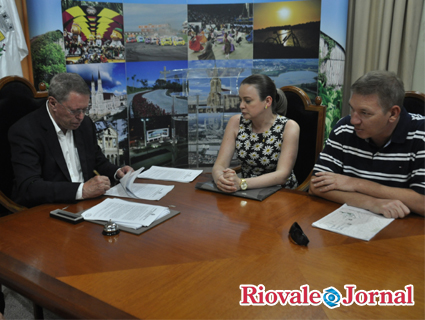 Prefeito Telmo Kirst assinou os contratos nesta segunda-feira