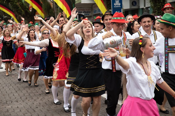 O calor de quase 40º levou mais de 40 mil pessoas ao Desfile Temático 