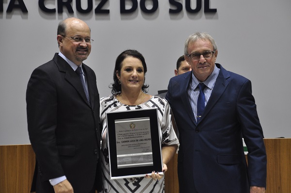 Carmen recebeu a homenagem do presidente da Câmara de Vereadores, Bruno Faller, e do vereador que proponente, Francisco Carlos Smidt