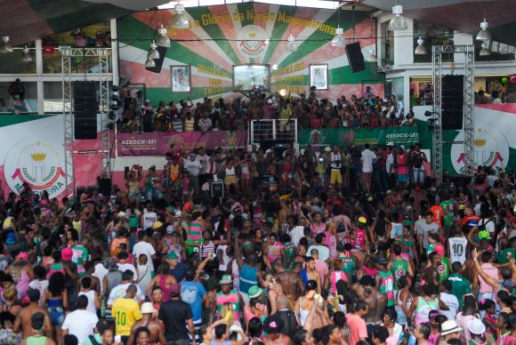 Mangueirenses comemoram na quadra da escola o título de campeã no carnaval de 2016 do Grupo Especial do Rio