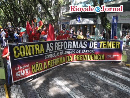 Com faixas e gritos de protesto, manifestantes percorreram as ruas de Santa Cruz