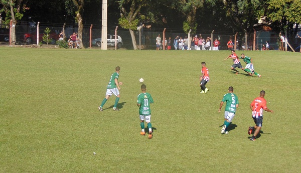 Castro Alves (camisas verdes), que estreou em 2019 no campeonato, vai em busca de segunda vitória