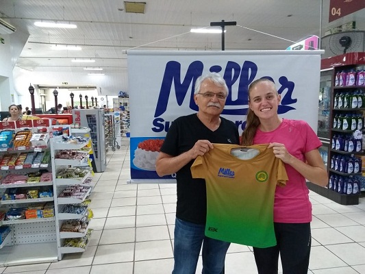 Celso Müller, do Miller Supermercados, e a atleta Jaqueline Weber