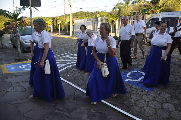 Grupo composto por cerca de 17 pessoas visita mais de 10 lares por noite