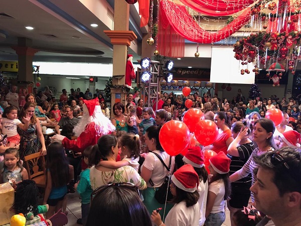 Papai Noel chegou para tornar a noite das crianças ainda mais mágica 