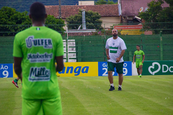 Técnico chegou e logo foi para o campo trabalhar