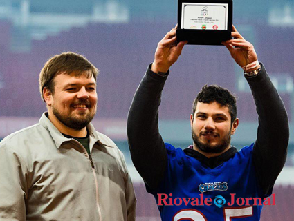Gustavo Weiss, técnico do Chacais, e o premiado Cleiton Paz