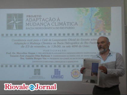 Professor Markus Erwin Brose apresentando o encarte