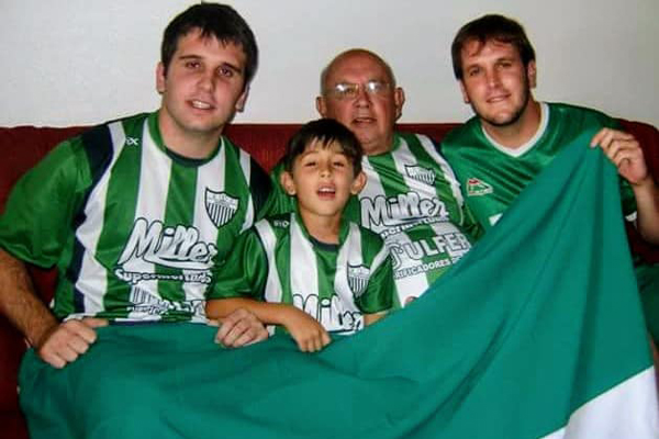 Em uma foto histórica, a tradição alviverde que une gerações: Chico Koppe, os filhos Fernando Koppe (esquerda) e Clóvis Koppe Júnior (direita), e o neto Murilo Koppe Freitas