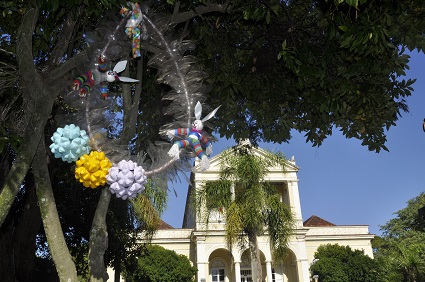 Guirlandas do Natal foram reutilizadas e palhacinhos de tampa de garrafa agora são os coelhinhos