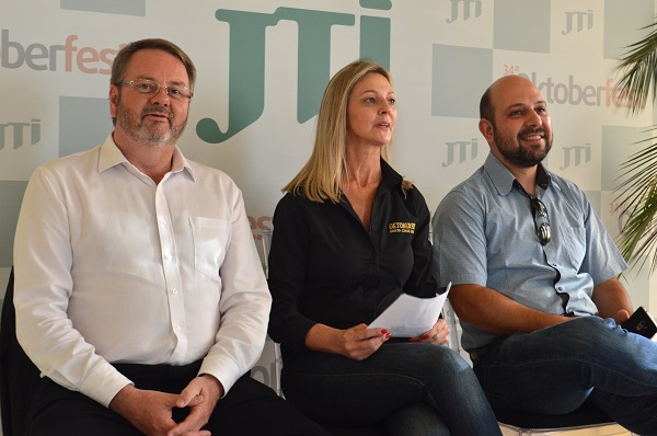 presidente da Assemp, Léo Henrique Schwingel, presidente da 34ª Oktoberfest, Andréia Mundstock e vice-presidente de Eventos da Assemp, Marcio Martins