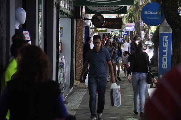  Comércio ficará aberto até mais tarde nos dias que antecedem o Natal para facilitar e incentivas as compras