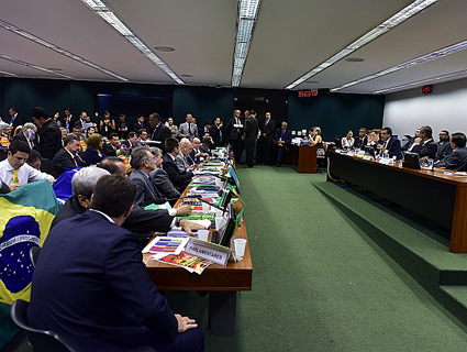 Comiss‹o aprovou parecer por 38 votos a favor e 27 contr‡rios