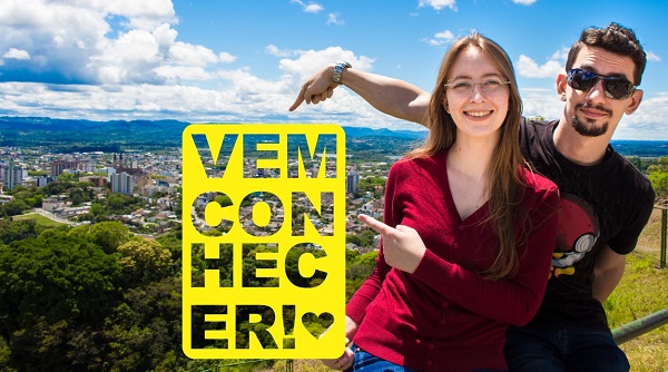 Flavia e Claudio são os donos do canal Perdi o Controle onde publicaram o vídeo A Cidade Completa, falando sobre Santa Cruz