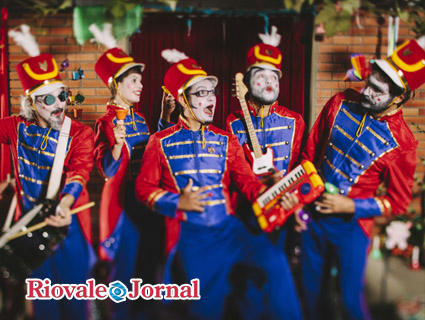 Soldadinhos de chumbo toam e cantam no espetáculo