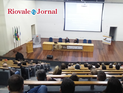 Anfiteatro do Bloco 18 ficou lotado para a palestra de abertura