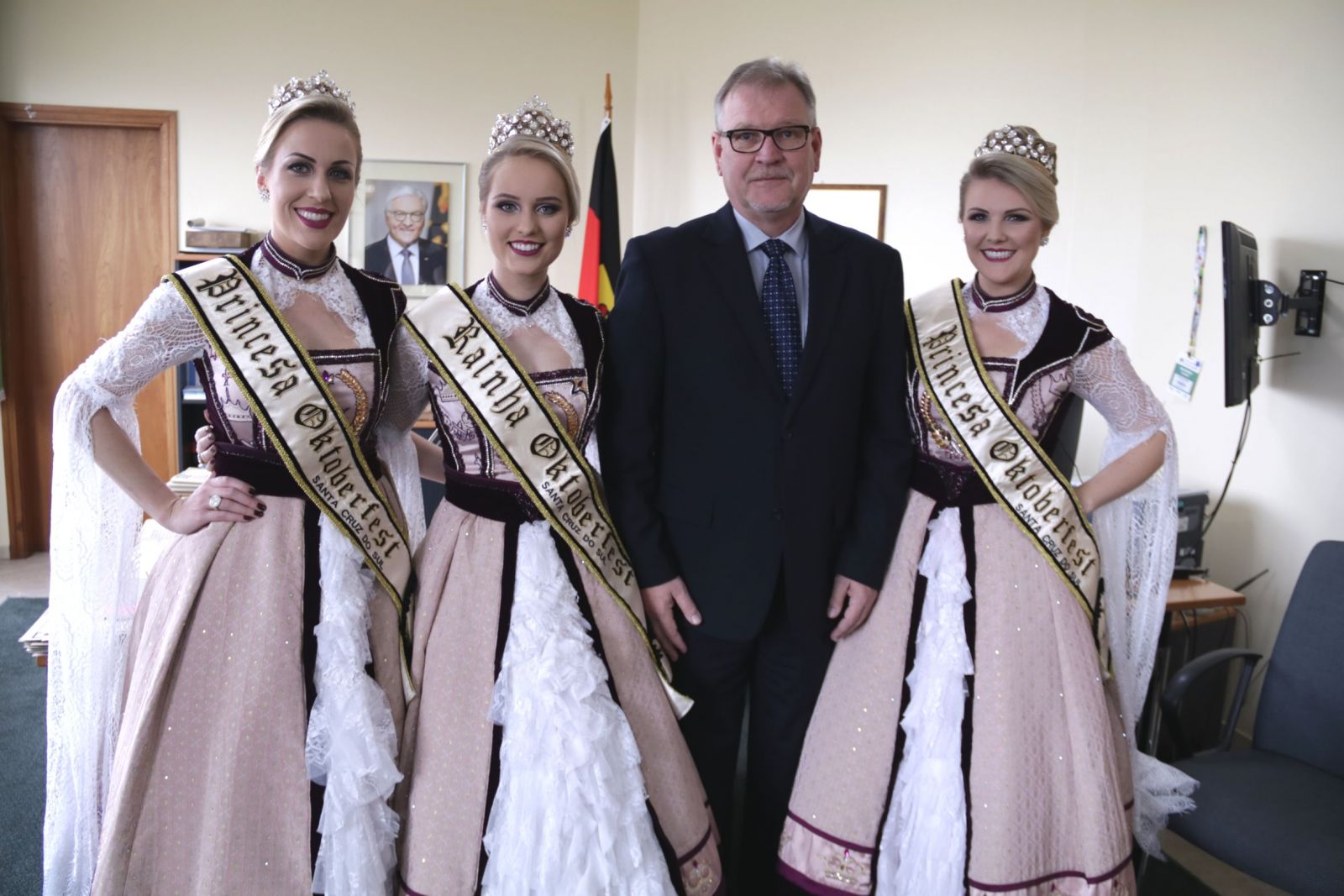 Convite foi entregue no Consulado Geral da Alemanha em Porto Alegre ao Cônsul-Geral, Dr. Stefan Traumann