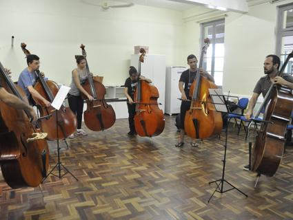 Isaac (segunda da direita para a esquerda) e Luiza (quarta da direita para a esquerda)vieram a Santa Cruz para aprimorar seus conhecimentos