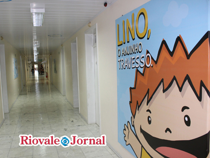 Corredores foram decorados com painéis que contam a história de Lino