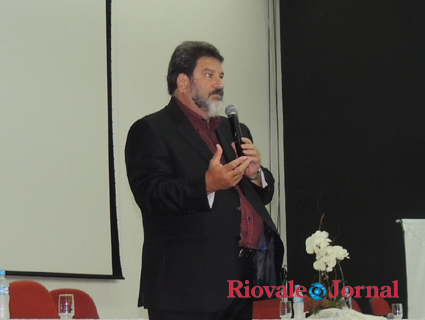 Cortella falou sobre a importância de os profissionais da educação estarem sempre abertos para o novo