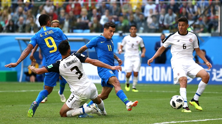 Coutinho fez o gol de bico que abriu a vitória brasileira