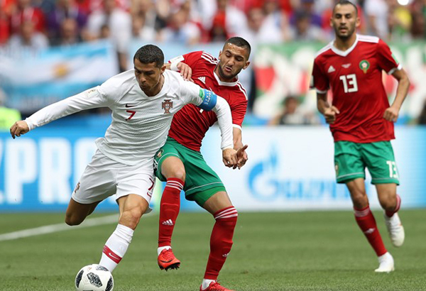 Cristiano Ronaldo (à esquerda) garantiu a vitória sobre Marrocos