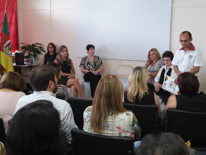 Luiz Moura, coordenador da 6ª CRE, apresentou para os presentes a instalação do projeto contra violência e bullying