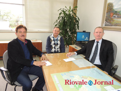 Alceu Crestani com o gerente de Negócios e Governo, Júlio César Hübner, e o superintendente regional, Mario Schaefer