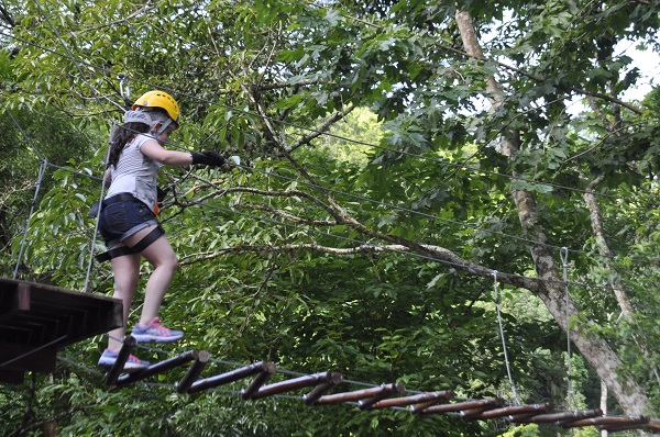 No curso crianças e jovens aprenderão sobre primeiros socorros, ecologia, escalada, rapel, tirolesa, trilha, arvorismo (foto), entre outras técnicas