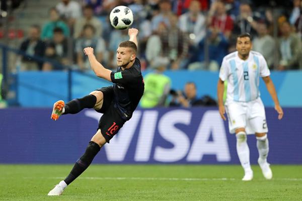 Rebic, que recebeu a bola de presente do goleiro argentino Caballero, fez um golaço na vitória da Croácia sobre a Argentina: placar final foi de 3 a 0