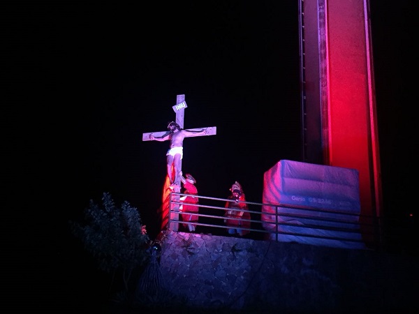 A caminhada seguiu até o Parque da Cruz onde foi encenada a crucificação e a ressurreição de Jesus