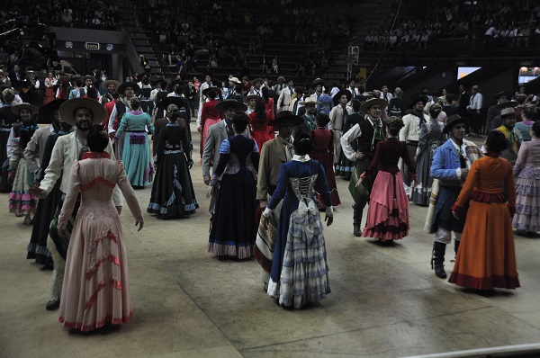 Apresentação da música 'Senhor das Manhãs de Maio' de Luiz Marenco emocionou o público presente