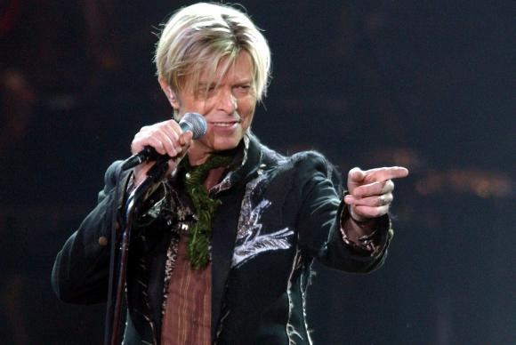 O artista inglês completou 69 anos no último dia 8 de janeiro, quando lançou Blackstar, o 25º álbum de sua carreira. Na imagem de arquivo, David Bowie se apresenta em um concerto em Hamburgo na Alemanha, em outubro de 2003