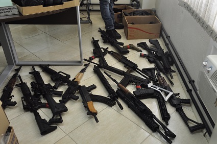 15 fuzis foram apreendidos na ação