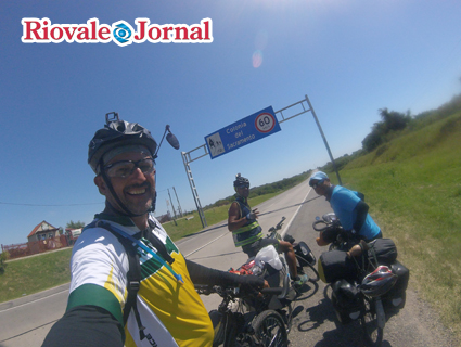 Em Montevidéu, Demétrio encontrou dois parceiros de cicloturismo, com os quais resolveu ir até Buenos Aires