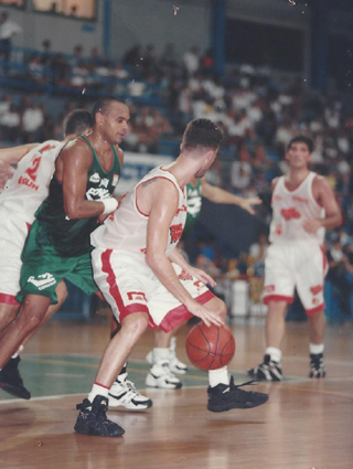 Partida dos anos 90 entre Corinthians e Mauá: Denizar, com a bola, é marcado por João Batista
